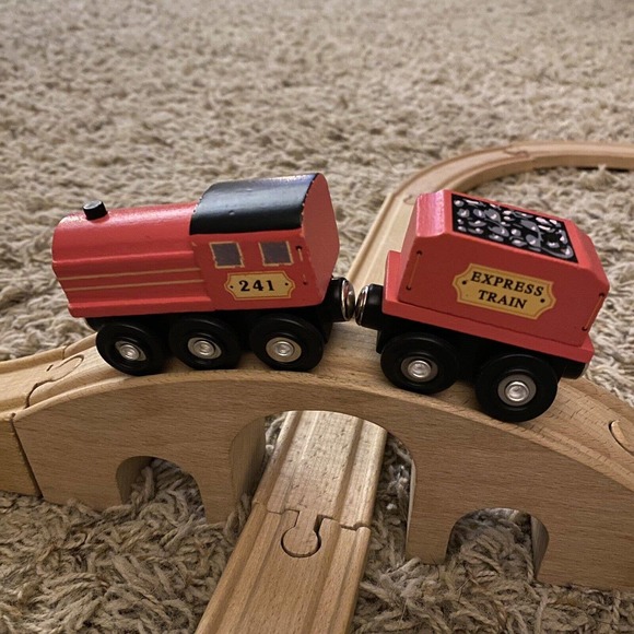 Melissa Doug Classic Wooden Figure Eight Train Set, 23 pcs, Preowned~Engine/1car - Picture 4 of 6